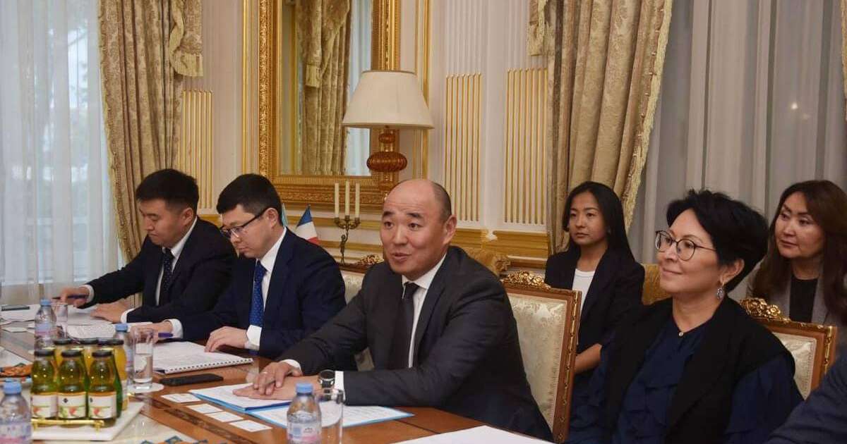 Шарлапаевтың Париждегі сапары: дастарханда – сары өрік пен шоколад