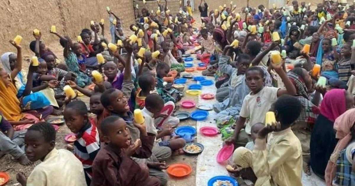 «Нәсілге, ұлтқа бөлінбейді»: Қазақстандық жігіт Африкадағы балаларға құдық салып берді