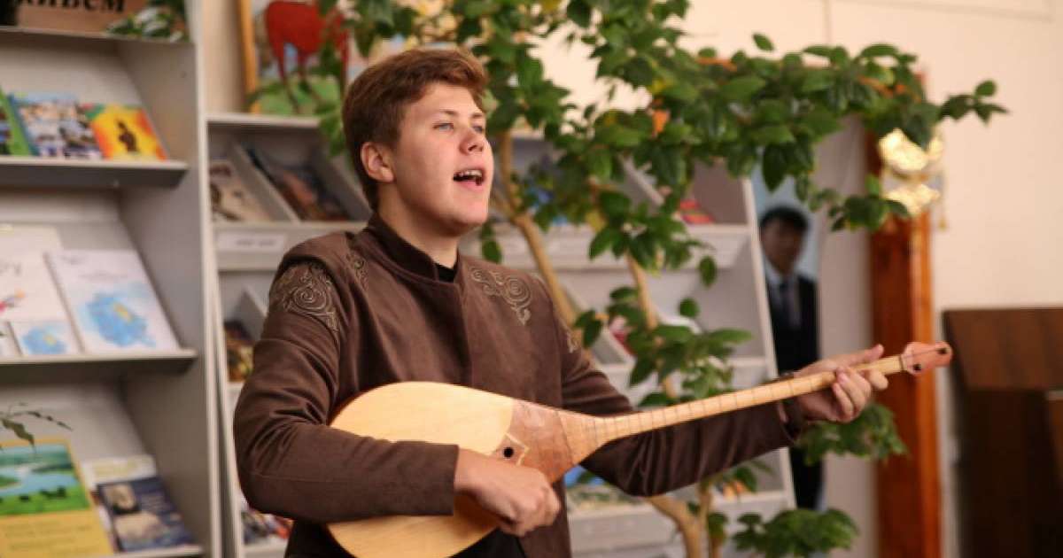 "Қазақтың қара домбырасымен танылдым": Балалар үйінде өсіп, дәстүрлі ән айтатын орыс жігіті жайлы не білеміз