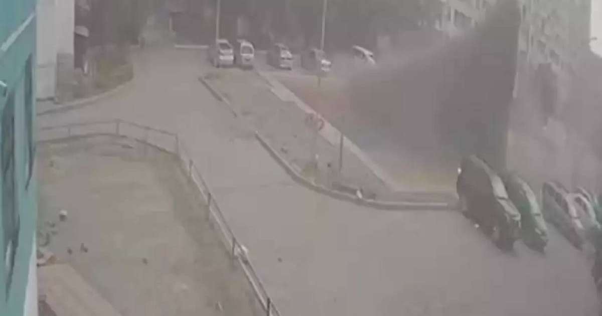 Қарағандыда қатты соққан жел көгалмен қоса балаларды ұшырып әкетті