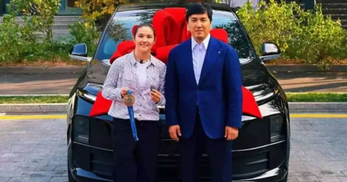 Боксшы Назым Қызайбайға тағы бір қымбат көлік сыйға тартылды (видео)