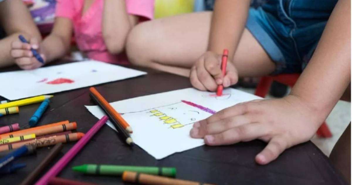 Тәрбиешінің баланың басына домбыра лақтырғаны рас па: Желіде тараған видео қызу пікірталас тудырды