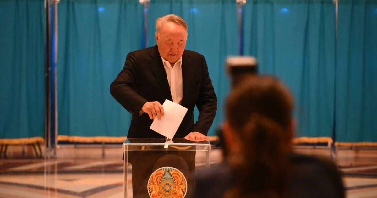 "Бақытты болыңдар": Референдумға келген Назарбаев журналистермен тілдесуден бас тартты (видео)