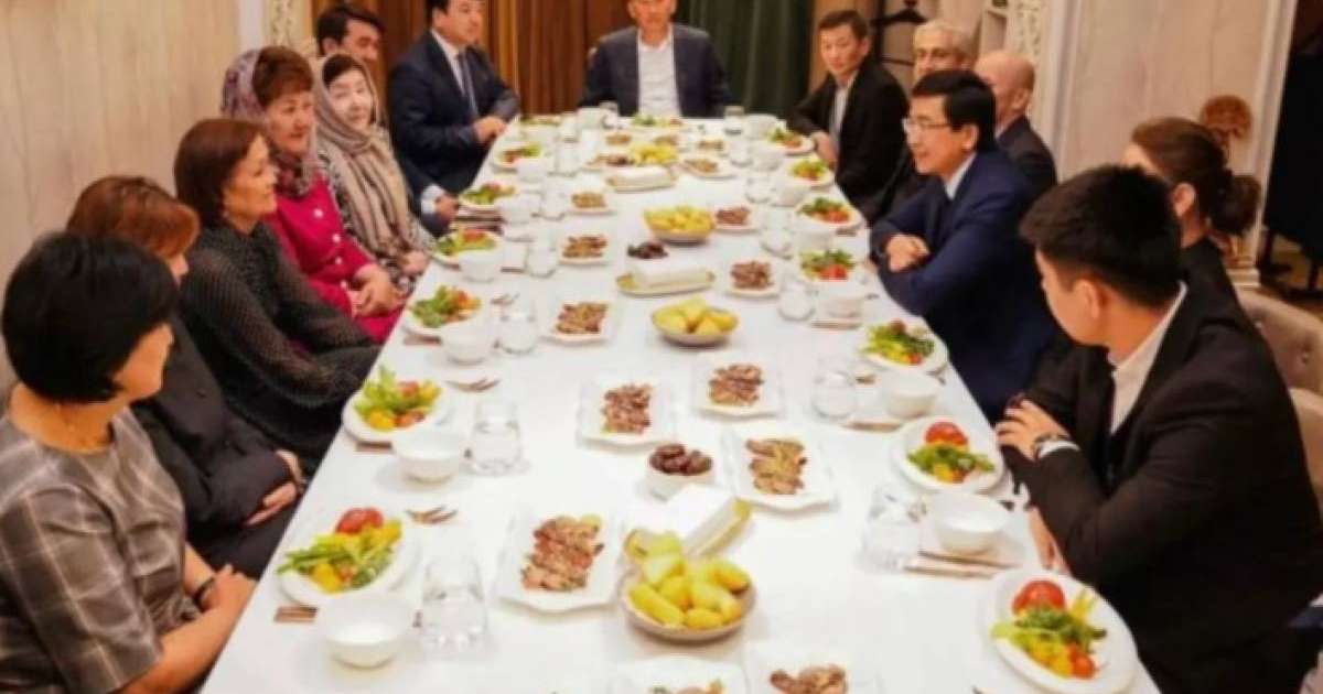 Асхат Аймағамбетов елордалық мұғалімдерге ауызашар берді (фото)