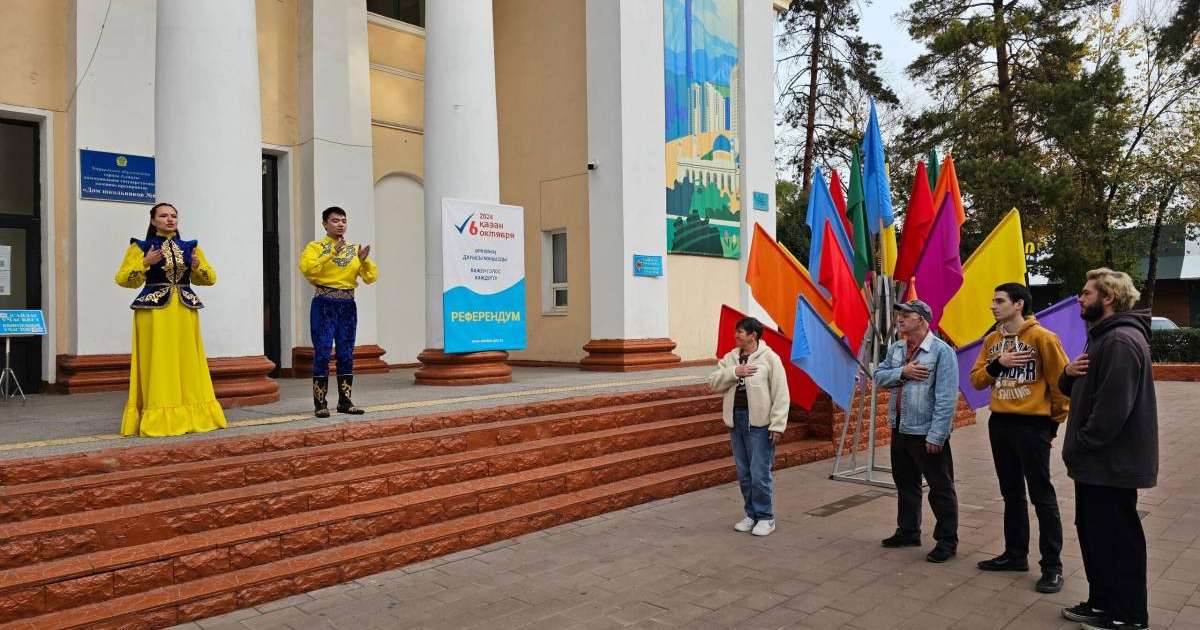 На избирательном участке в Алматы Гимн Казахстана исполнили на языке жестов