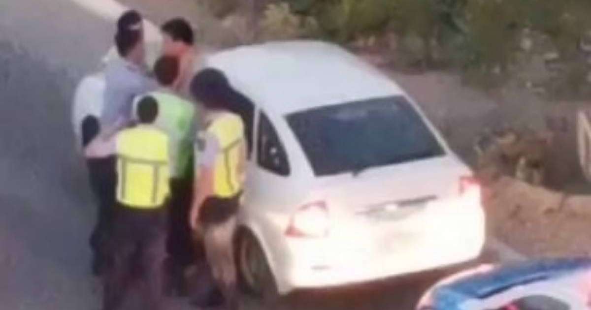 Ақтауда мас жолаушы полиция қызметкерлерімен төбелесті (видео)