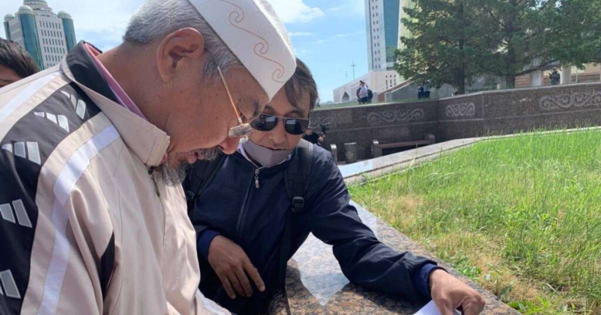 "Митингіден басқа жол қалмады". Белсенділер Ақордаға петицияны тапсыра алмады