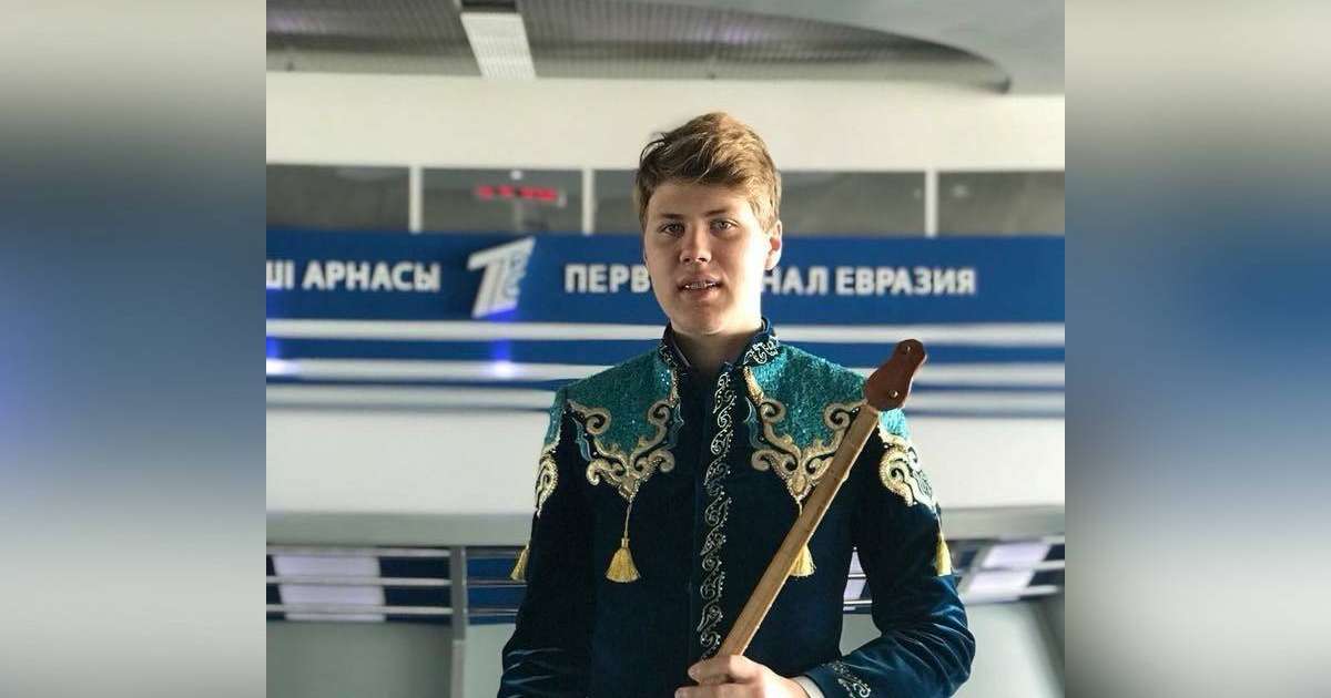 "Балқадиша" әнін домбырамен шебер орындаған орыс жігіт жұртты таң қалдырды (видео)