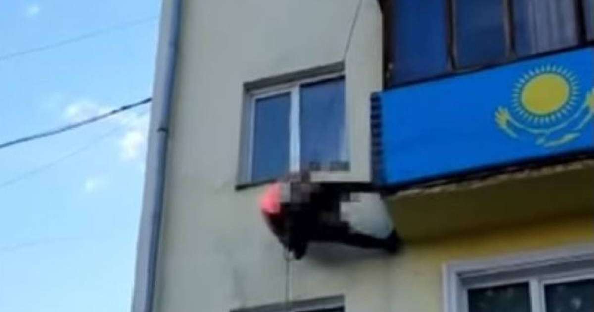 Өскеменде балконда асылып тұрған әйел видеоға түсіп қалды