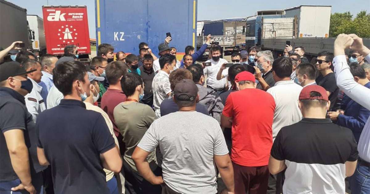 Депутаттар наразылық білдірген жүргізушілерді қолдады