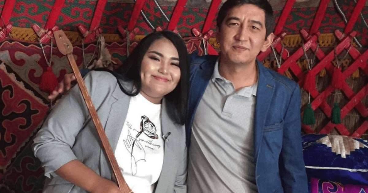 "Жылап отырмын": Атышулы айтыскер Айшолпан Тілеутай өзіне араша түскен Ринат Зайытовқа алғысын айтты