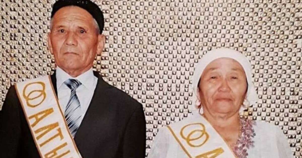 "77 жасқа келсем де, сәлем саламын": Тоқсаннан асқан енесіне ерекше құрмет көрсететін шымкенттік әжей жайлы не білеміз (фото)