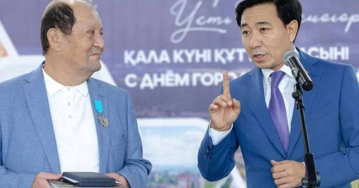 Өскемен әкімі пара алғаны үшін сотталған экс-шенеунікке медаль таққан