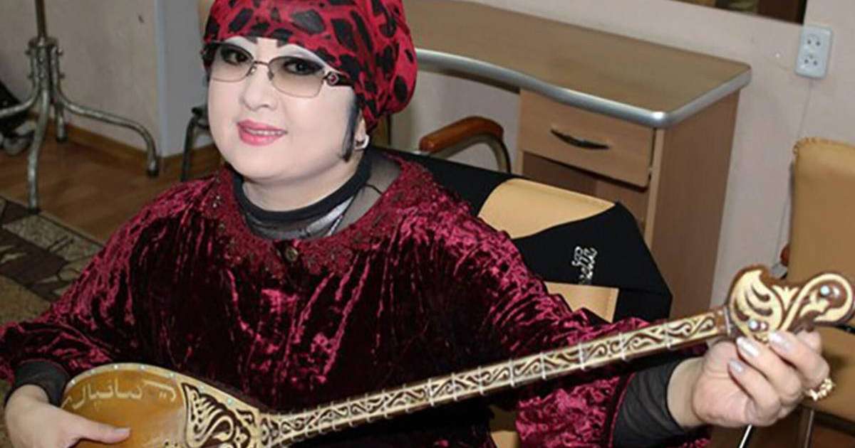 Мақпал Жүнісова әріптесі Мұқасаннан ерекше сыйлық алды