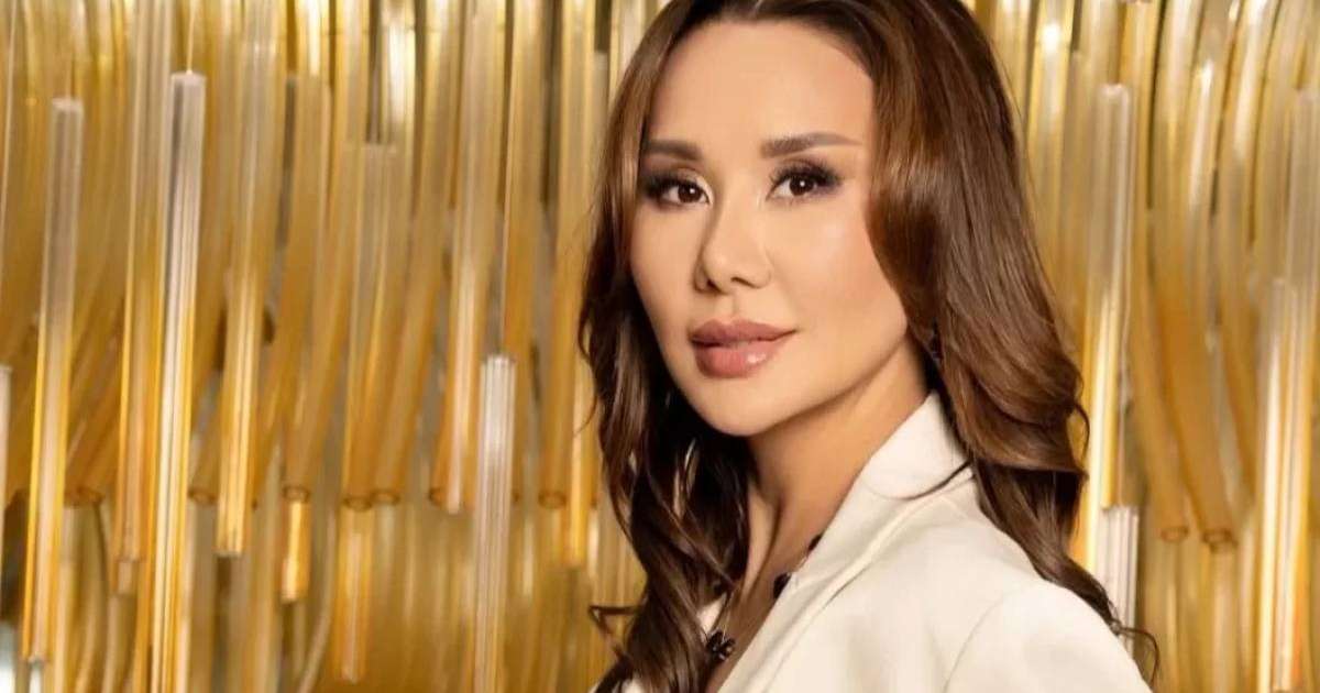 Динара Сәтжан шашын жалбыратып, аяғын айқастырып сәлем салды 