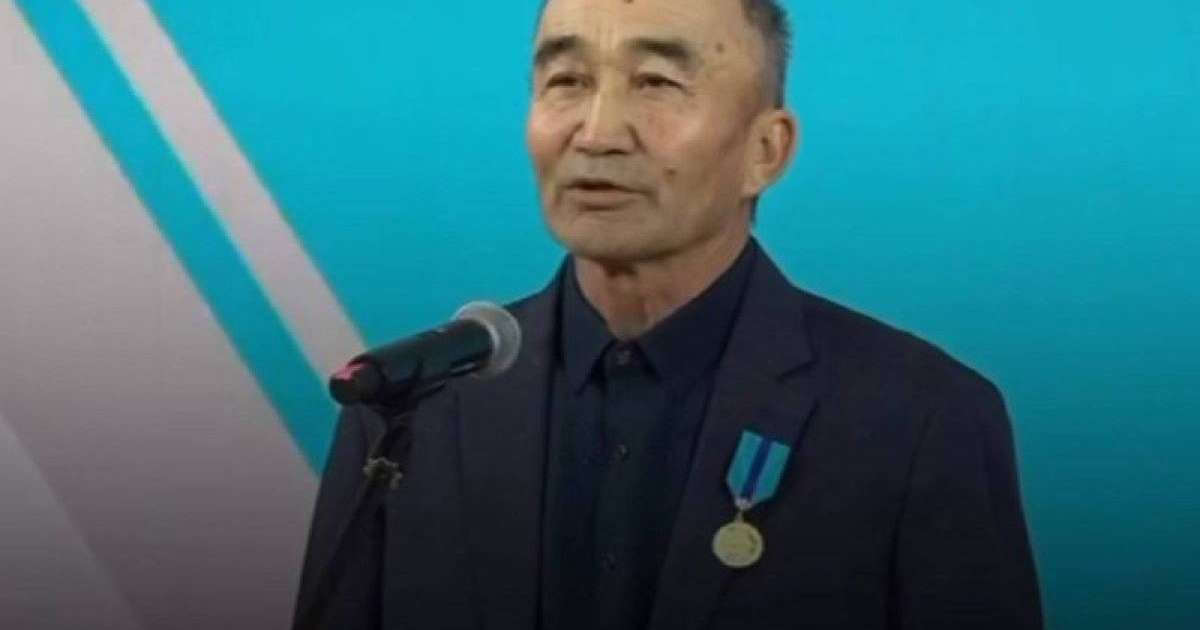 “20 жыл”: Марапат алған көше сыпырушысына ел тамсануда