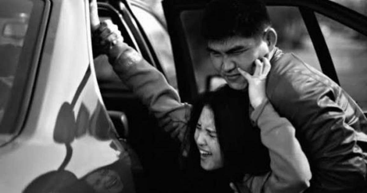 Таразда бойжеткенді көптің көзінше күштеп, көлікке салып алып кеткен