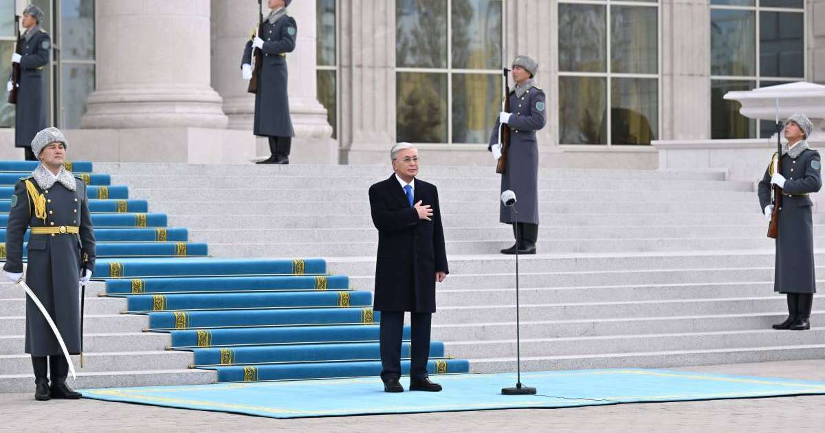 "Келешегіне сеніммен қарайтын озық ойлы ұлт ретінде қалыптасып келеміз": Тоқаев қазақстандықтарды Республика күнімен құттықтады