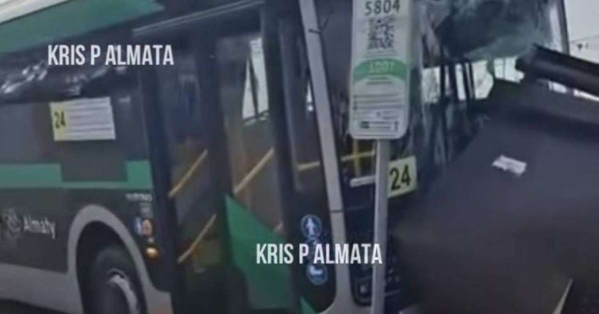 Алматыда автобус аялдамаға соғылып, бірнеше адам жарақат алды