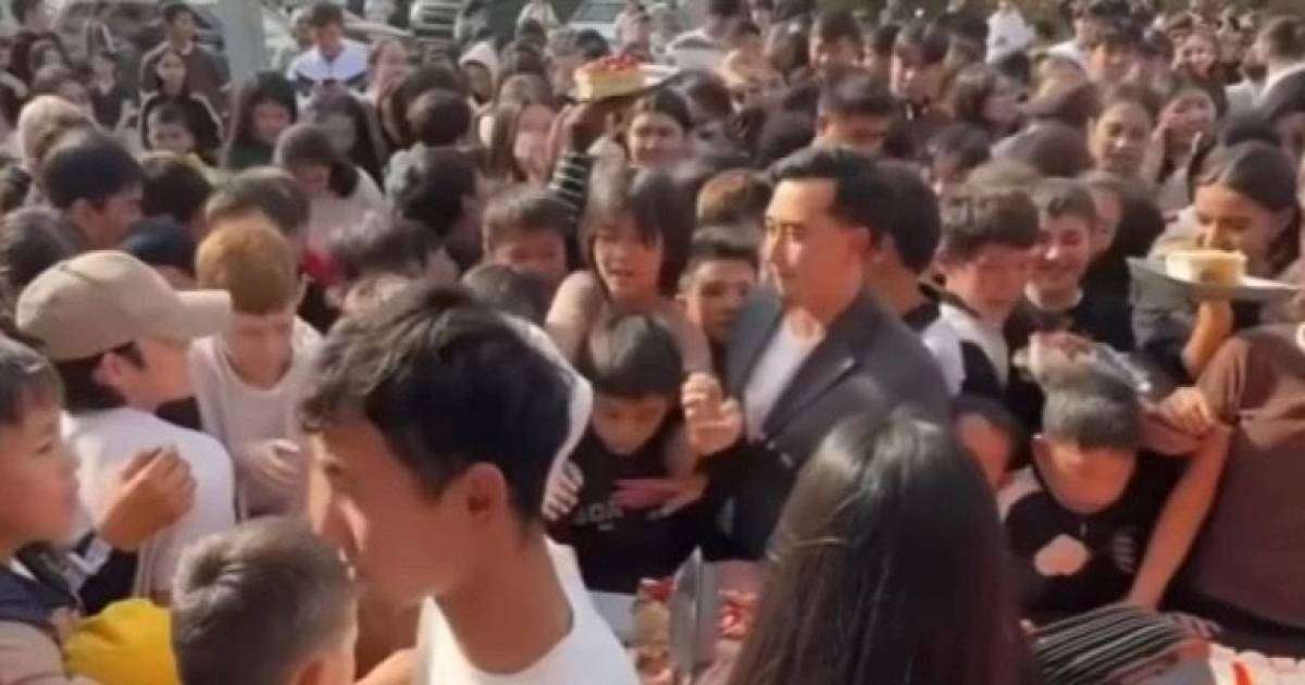 “Африкада да бұлай болмаған шығар”: Алматыда тегін торт пен сушиге таласқандар бір-бірін таптап тастады