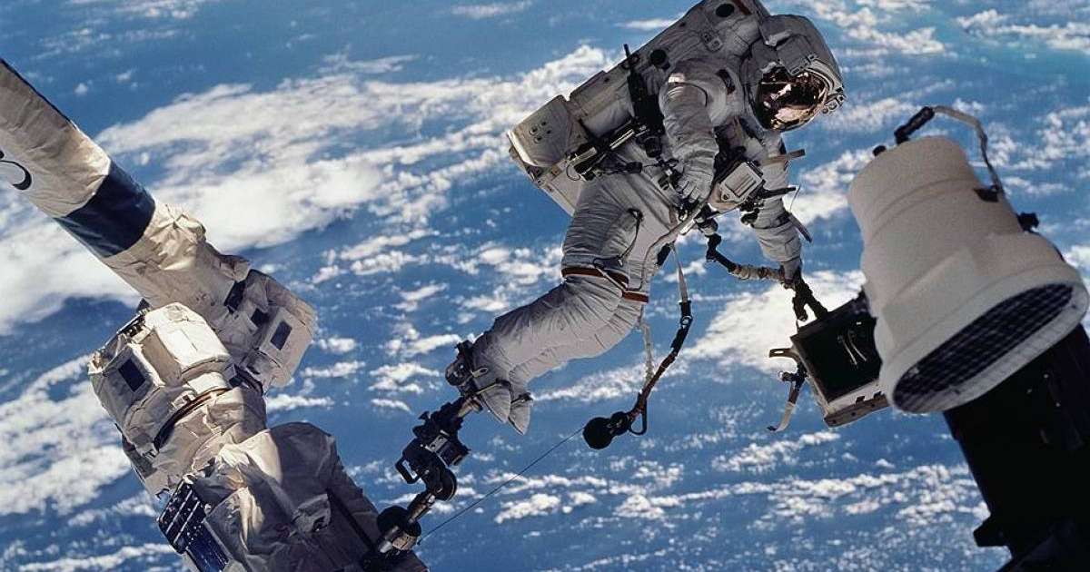 Космосқа ұшып кеткен қытайлық ғарышкерлер енді Жерге қайта алмай отыр