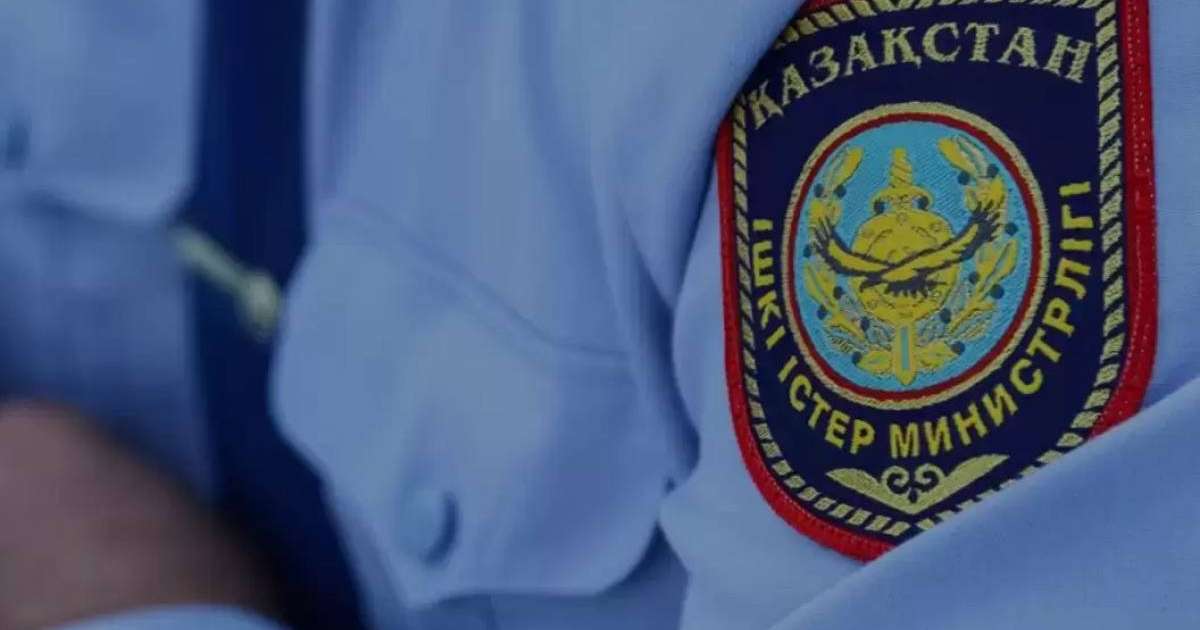 Алматыда жол қозғалысын реттеп тұрған полицейді көлік қағып кетті