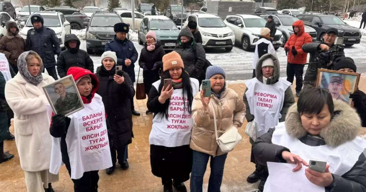 Әскерде қаза тапқан сарбаздардың аналары митингіге шықты