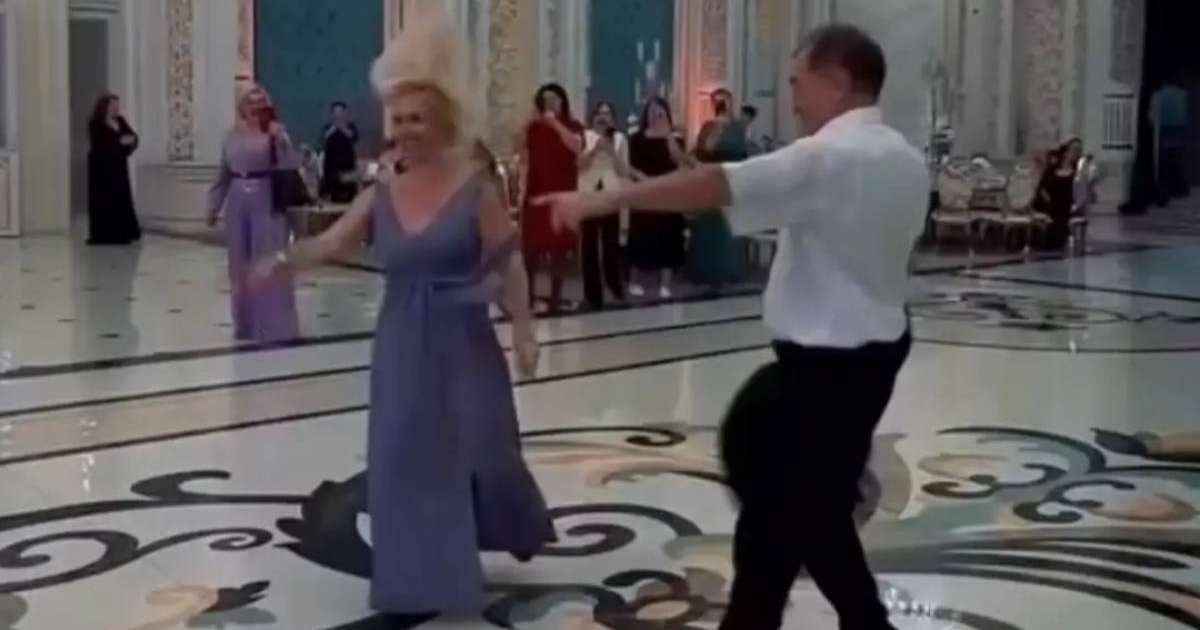 "Ұятты жерінің бәрі көрінді": Тойда билеген әйел жұрттан оңбай сөз естіді (ВИДЕО)