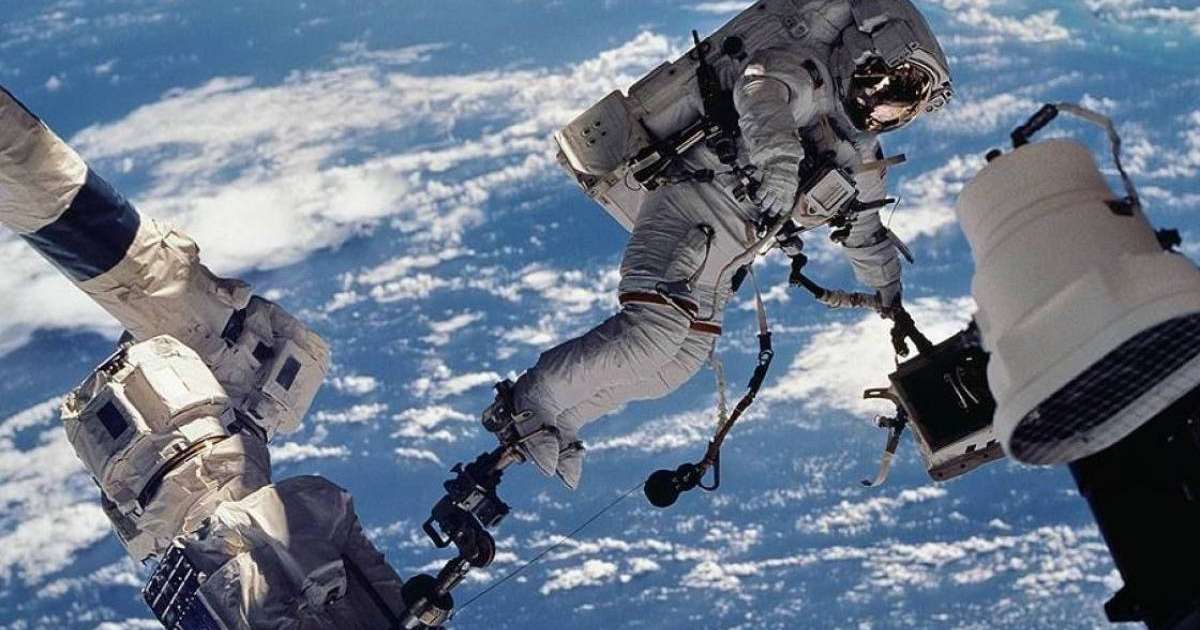 Қытай космосқа жіберген үш ғарышкерін Жерге қайтара алмай отыр