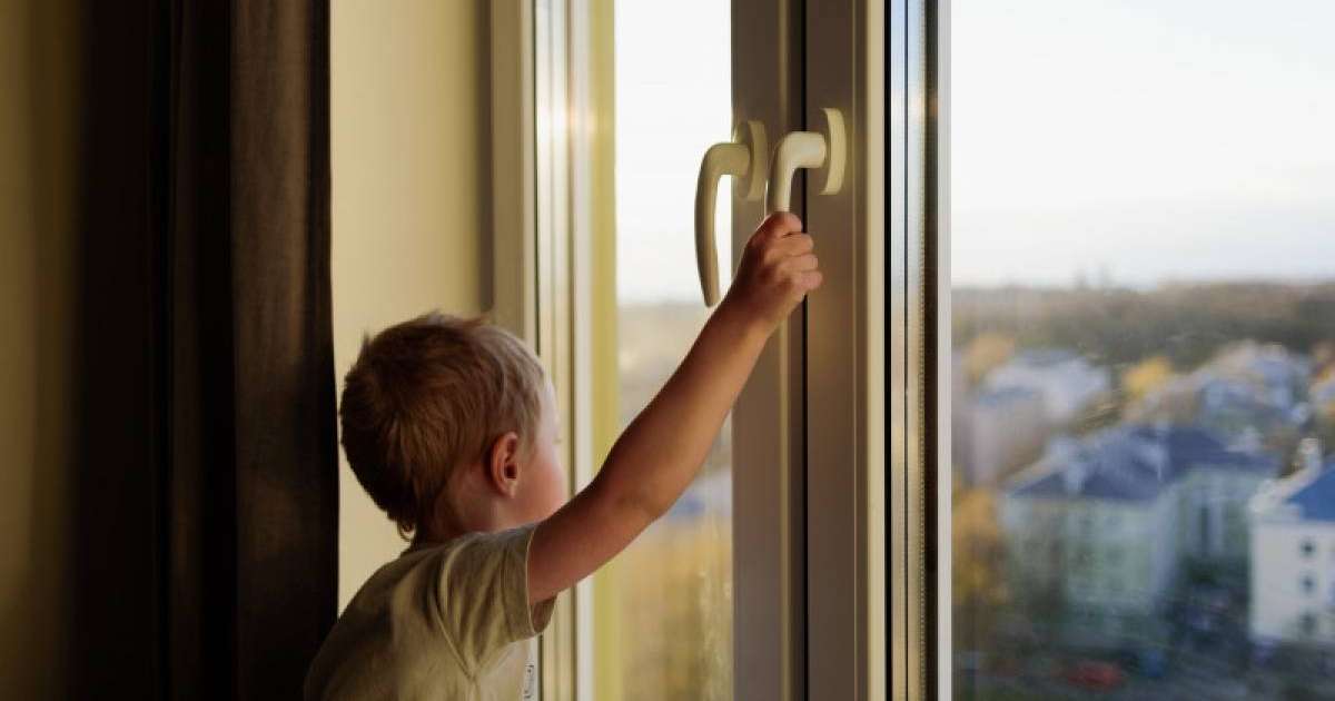 Атырауда екі жасар бала терезеден құлап мерт болды