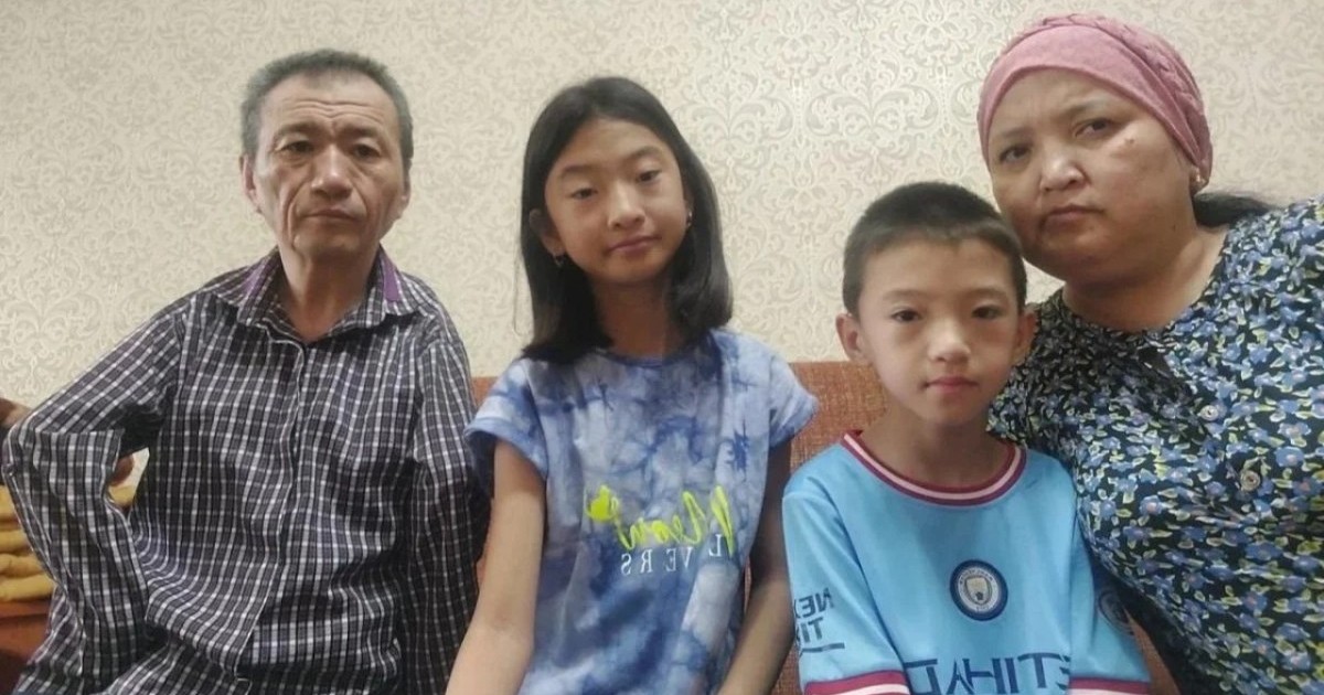 "Қолым жоқ болса да, балаларымды жетектедім": екі тағдырды тоғыстырған қайсар әке туралы хикая