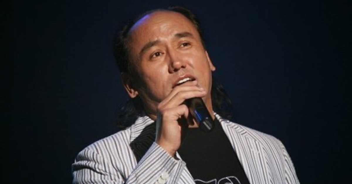 “Жеңілтек өмір болды”: Танымал әнші әйелі мен баласы қабылдамағанын айтты