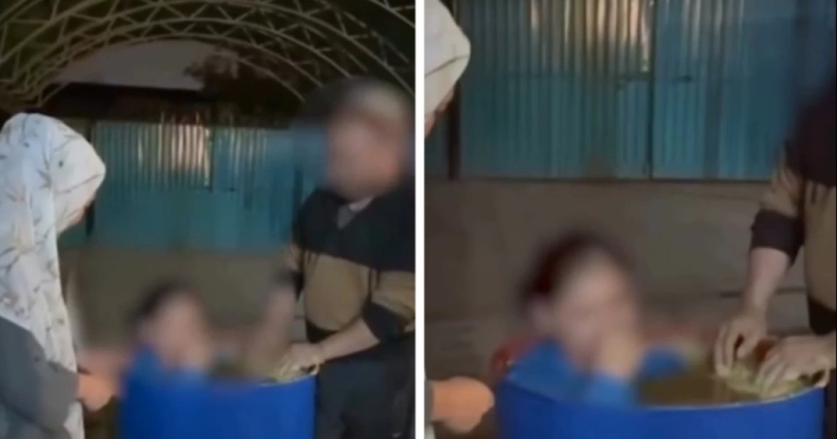 Желіде хиджаб киюден бас тартқан қызын аяусыз ұрып-соққан ата-ананың видеосы тарады (ВИДЕО)