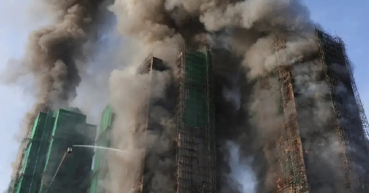 «Жүз адам із-түзсіз жоғалды, 44 адам қаза тапты»: Гонконгтағы биік үйдің алапат өртіне күдікті ретінде 3 адам ұсталды