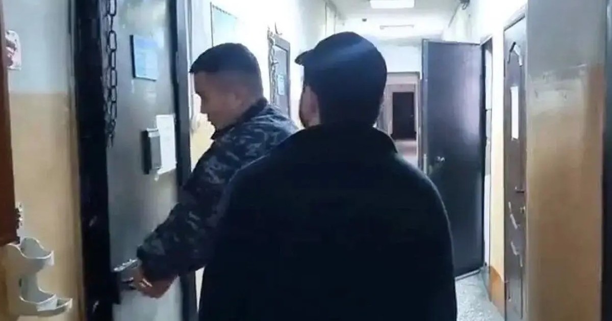 Семейде стендап-блогер жұрттың алдында боқтаймын деп түрмеден бір-ақ шықты