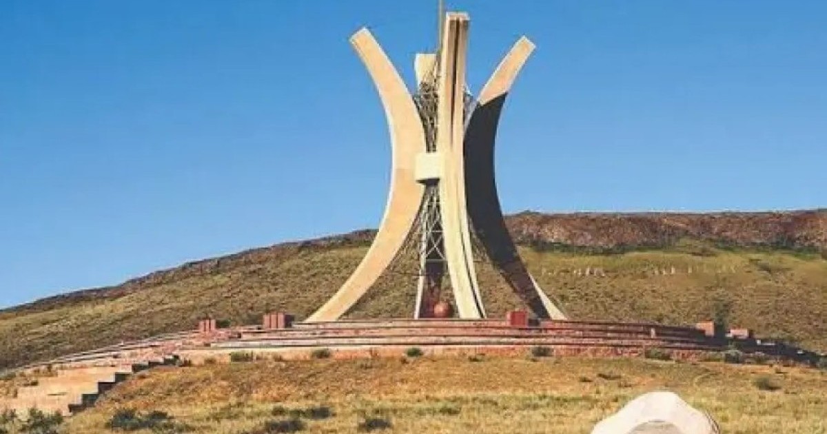 Ұлытау облысында далада дәрет сындырып отырған ер адамның фотосы өңірді танымал еткен