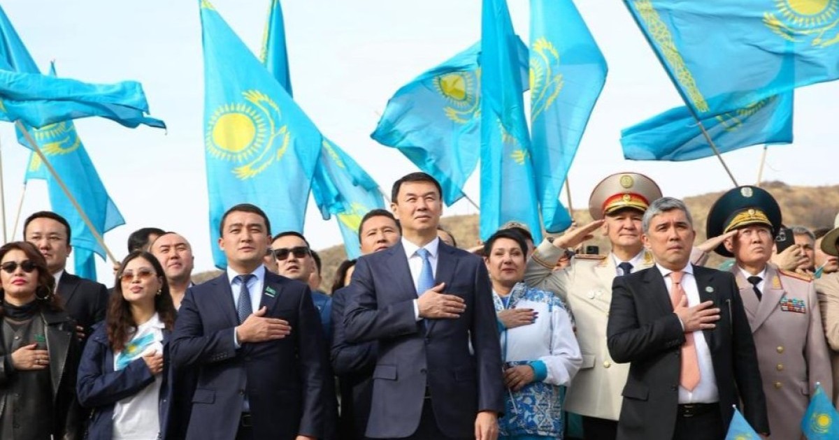 Республика күні: Алматыда Мемлекеттік туды көтеру рәсімі өтті