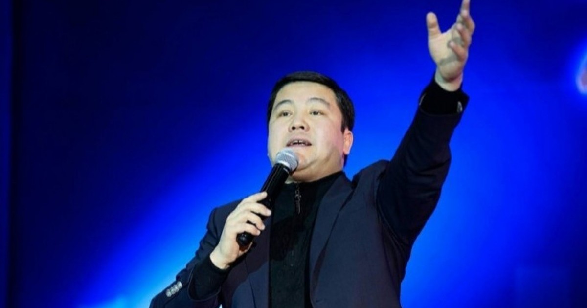 Әзілкеш Тұрсынбек Қабатовтың концертінде ел күтпеген тосын жағдай орын алды (ВИДЕО)