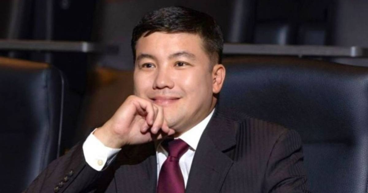 "Батасын беріп, ақылын айтты": Тұрсынбек Қабатов танымал топқа өз әнін сыйға тартты (ВИДЕО)