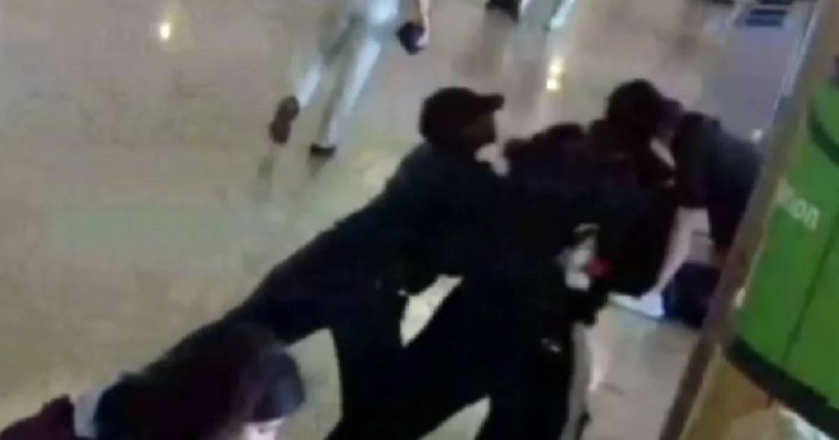 Олимпиада медалін жеңген қыз әуежайда өз жігітін ұрып, 20 тәулікке қамалды (ВИДЕО)