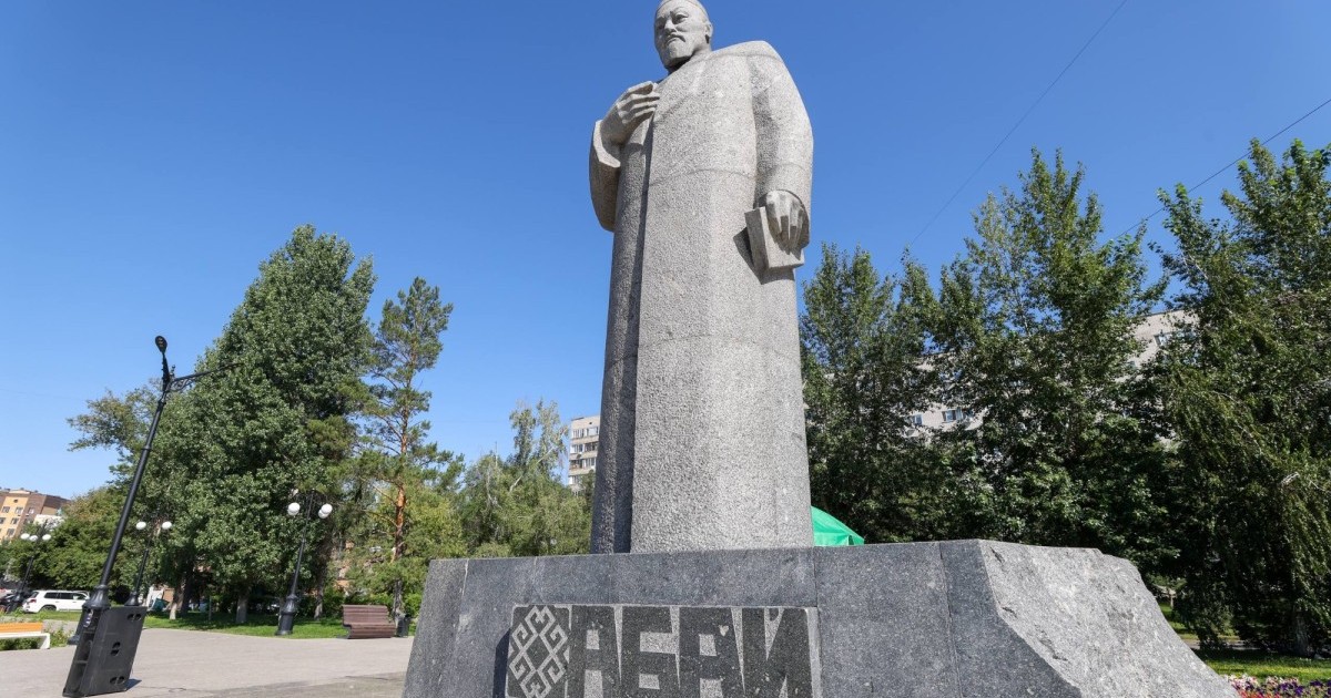 «Әділет» кандидаттары Абай облысындағы сапарының басында ақынның ескерткішіне барды
