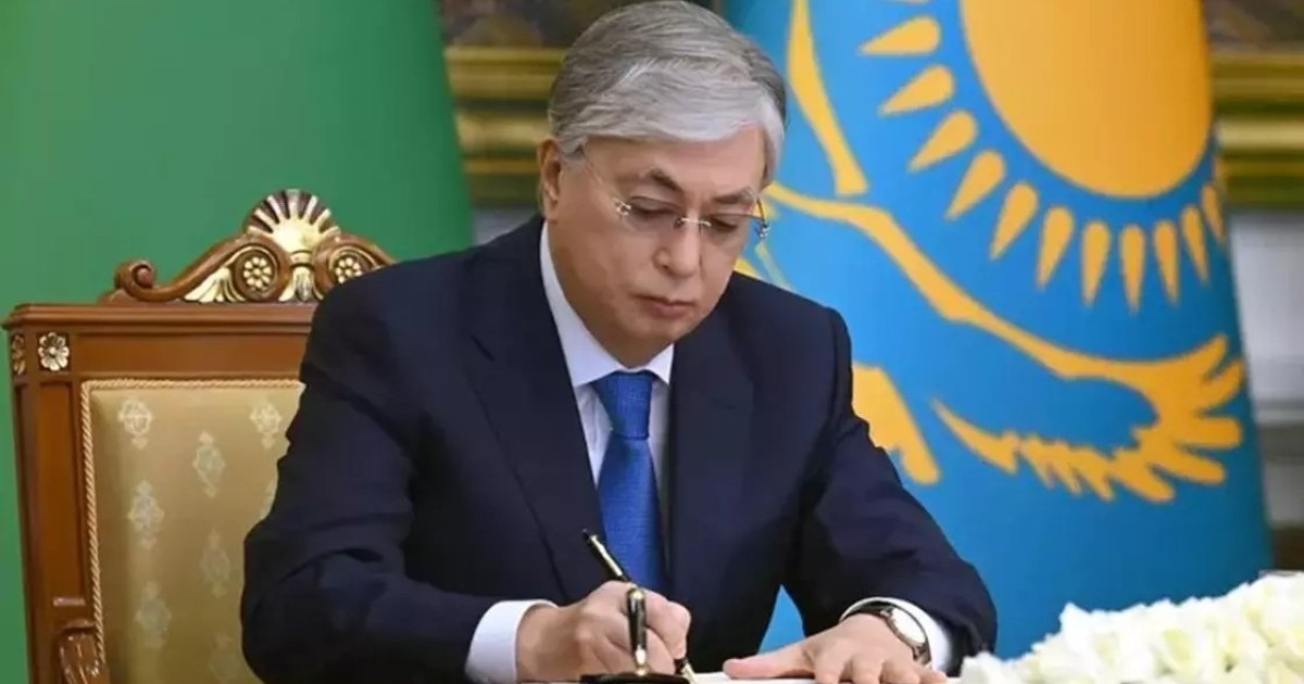 Тоқаев жаңа жарлыққа қол қойды: Назарбаевқа қатысты норма құжаттан алынды