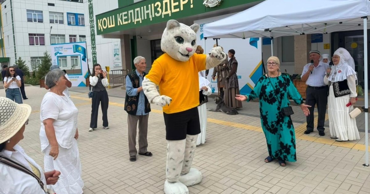 Алматыдағы сайлау таңы: алғаш келген сайлаушыларға естелік сыйлық табысталды