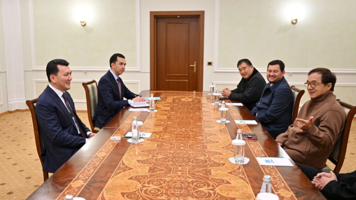 Ерлан Қарин әйгілі Джеки Чанмен кездесті