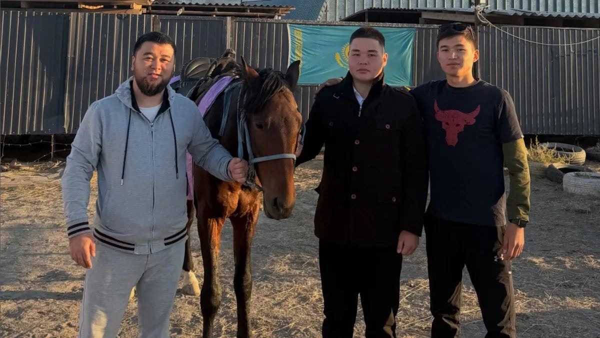 Каспийдегі трагедиядан аман қалған Бекет Қуандыққа жылқы сыйлады