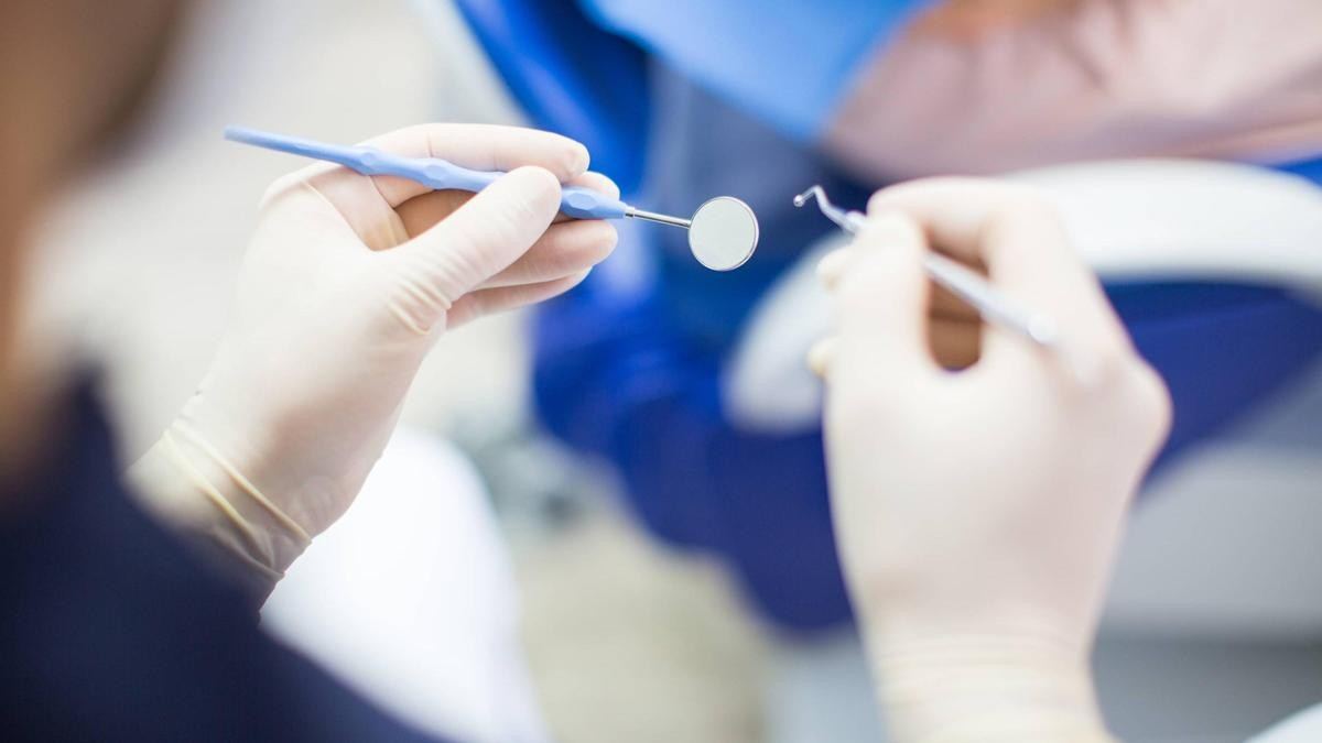 Ақтөбелік әйел стоматологиядағы емнен кейін денсаулығына зиян келгенін айтып, сотқа жүгінді