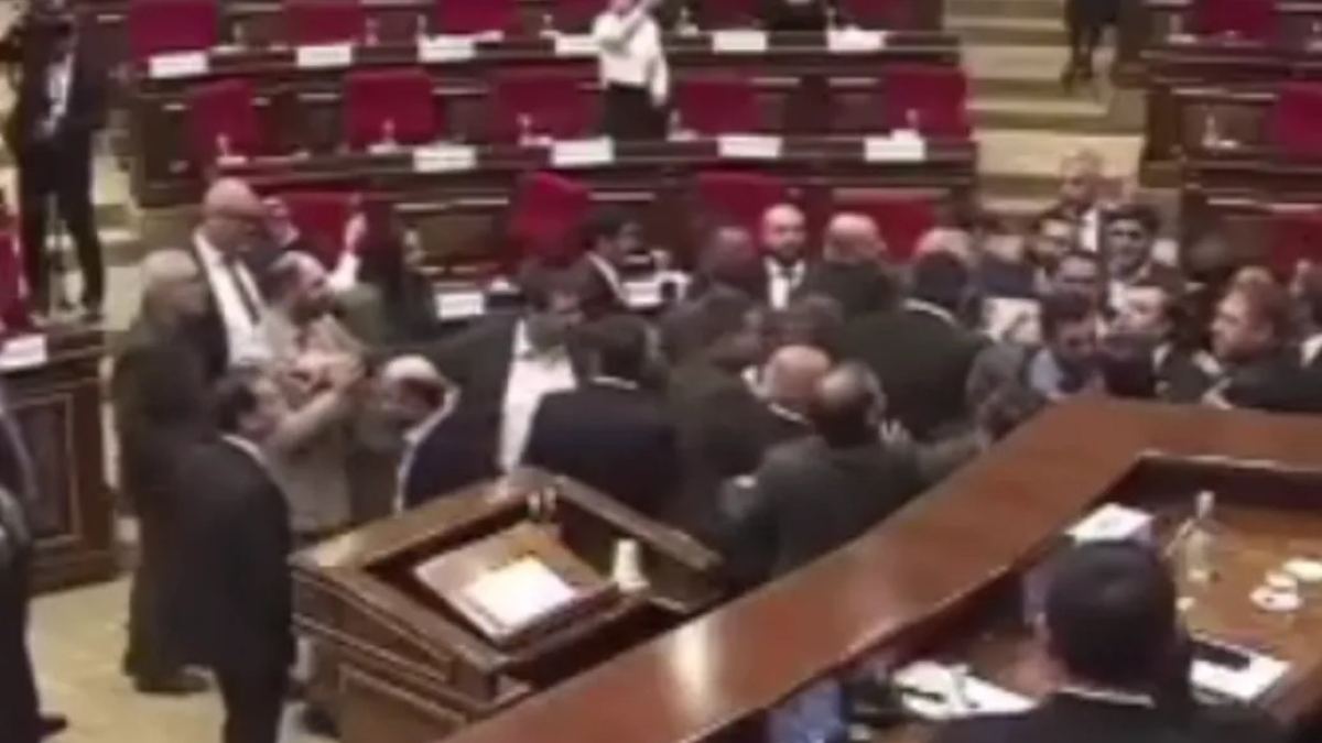 Армения парламентінде депутаттар жаппай төбелесті