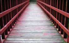 Ақтөбе темір жол бекетінде бойжеткен көпірден секіріп кете жаздады