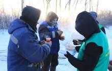 Астанада жұмысшыларға ыстық тамақ пен шай таратқандар жұртты сүйсінтті (фото) - новости Казахстана