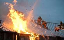 Мектеп оқушысы отқа оранған үйден екі сіңілісін құтқарып алды